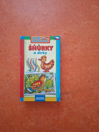 Dětská hra šňůrky a dírky, 