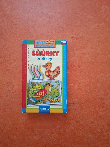 Dětská hra šňůrky a dírky, 