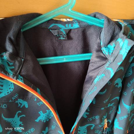 2 softshellové bundy s dinosaury, 122