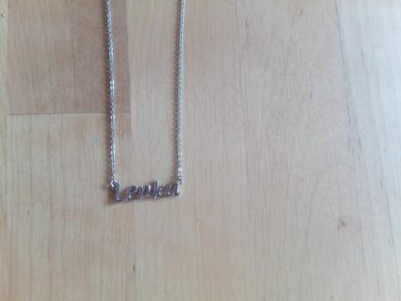 Stříbrný řetízek se jménem lenka,