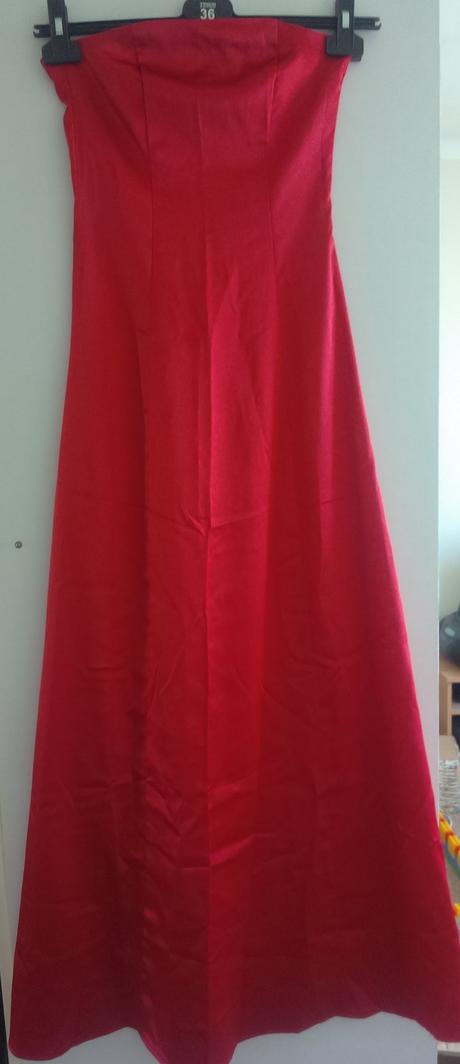 Červené saténové šaty, s