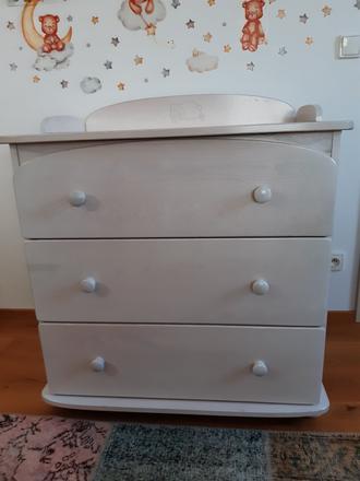 Komoda s přebalovacím pultem, 