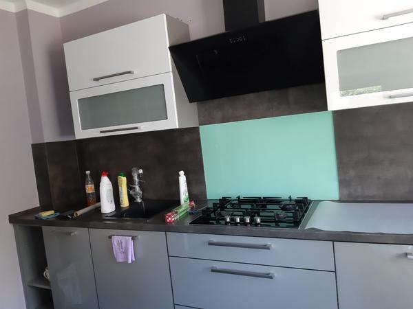 Jak oživit tmavou fialovou kuchyni?