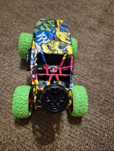 Pérovací monster truck na setrvačník, 