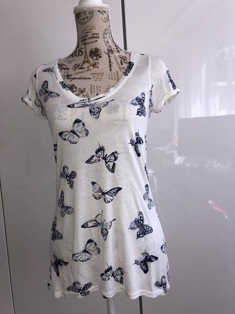 Bílé tričko s modrými motýly, velikost 32 ajc, 32
