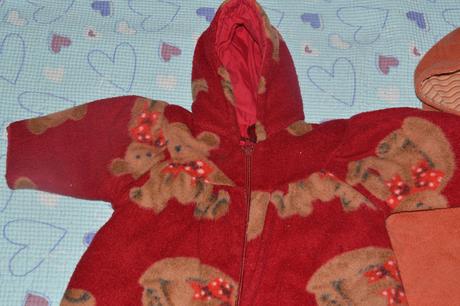 Červená kombinéza s medvídky, 68