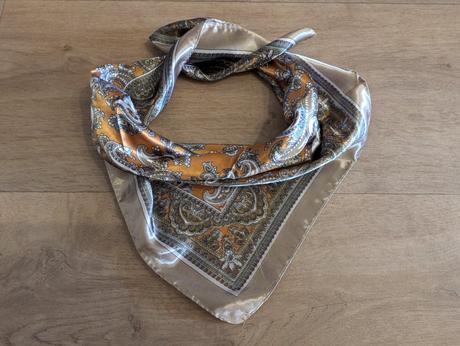 Krásný jemný šátek 60 x 60 cm,