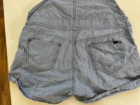 Kraťásky s laclem, vel 9 - dcera nosila při s - mě, s