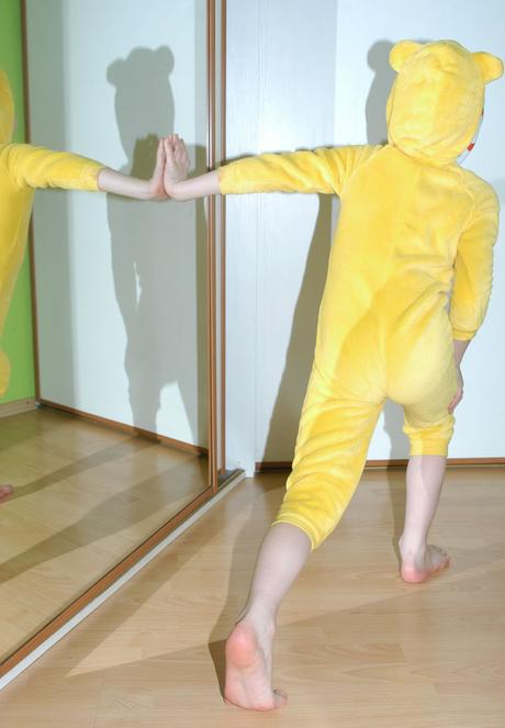 Chlupatý žlutý overal na spaní i karneval medvídek, george,98