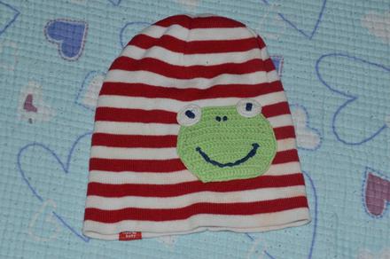 Pruhovaná čepice s háčkovaným žabákem, 92