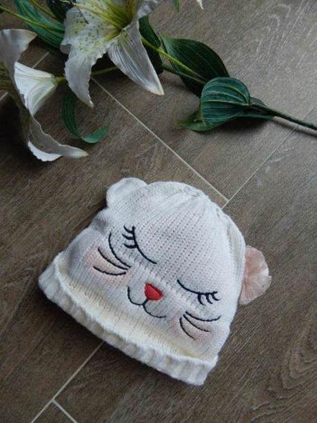 Bila čepička skočkou , terranova,<50