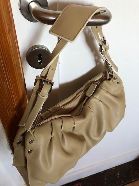 Nenosena  sirka 34 cm  vyska stredem 15 cm  hloubk, mango