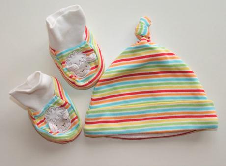 C52 čepička s capáčky vel. 62, tu,62