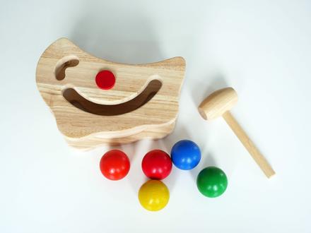 Dřevěná zatloukačka plan toys pro děti od 2 let, 