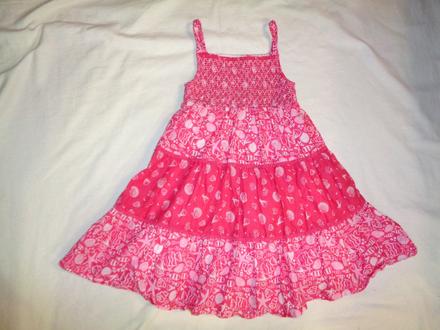 Krásné růžové volánové šaty s mušličkami, nutmeg,104