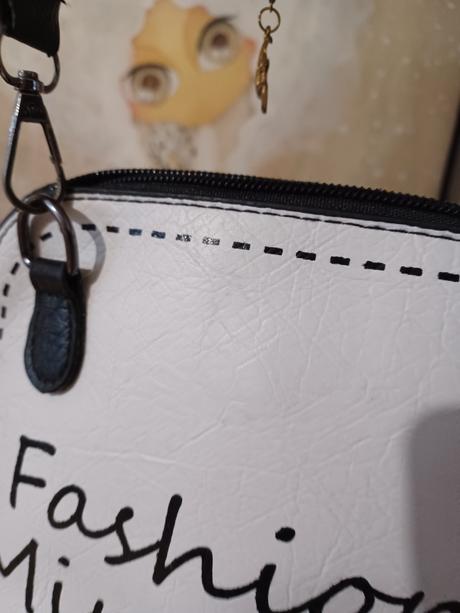 Dívčí kabelka s nápisem, 