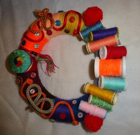 Ruční práce věnec švadlenka pletařka cca 22 cm,