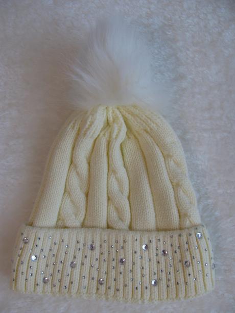 Pletená zimní čepice zdobená kamínky, 98