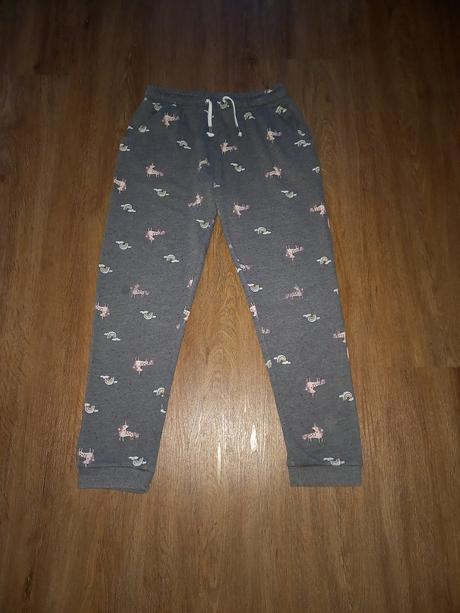 Tepláky s jednorožci, 158