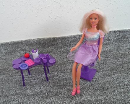 Panenka barbie se stolečkem a křeslem,