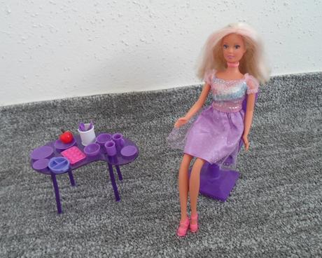 Panenka barbie se stolečkem a křeslem,