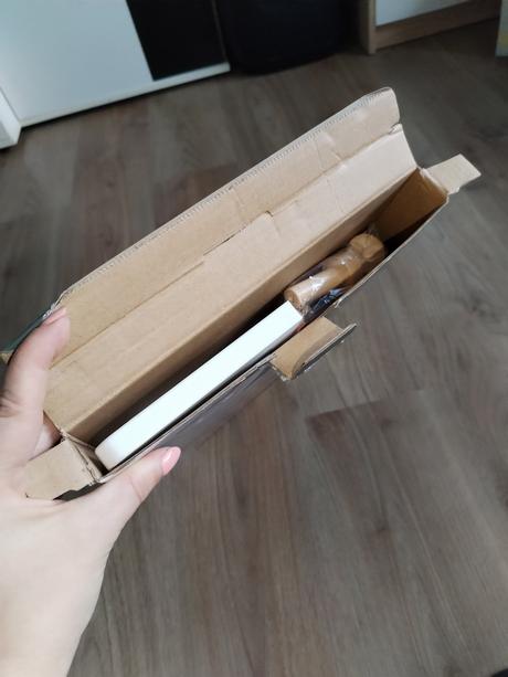 Dřevěný dívčí nástěnný věšák nový,