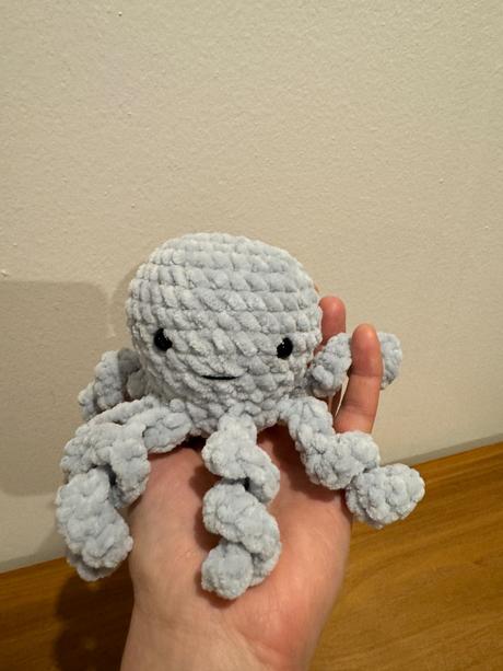 Háčkovaná hračka - chobotnička,