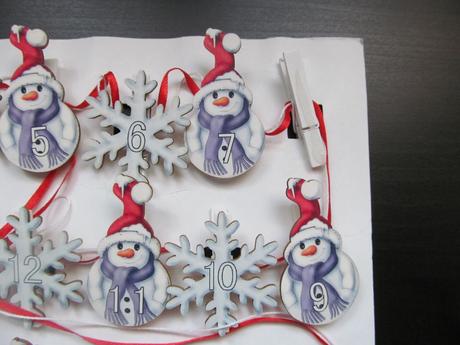 Adventní kalendář bílý -kolíčky pro zavěšení dárků, 