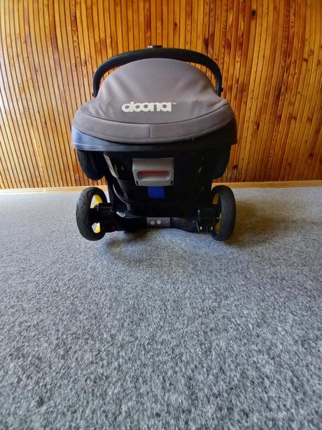 Autosedačka doona s integrovaným podvozkem 2v1, 