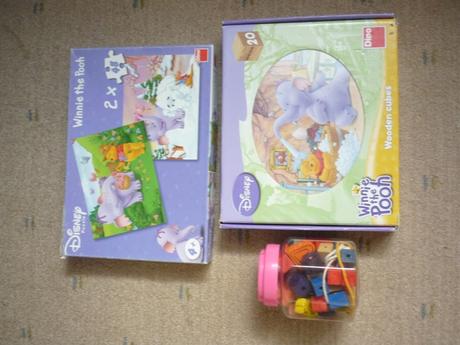 Puzzle,dřevěné kostky a navlékací korálky,