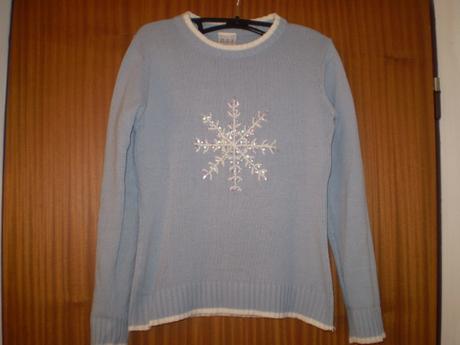 Velmi pěkný sv. šedý svetr s vločkou, 34