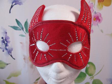 Krásná červená plesová škraboška s pajetkami,