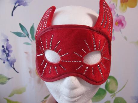 Krásná červená plesová škraboška s pajetkami, 