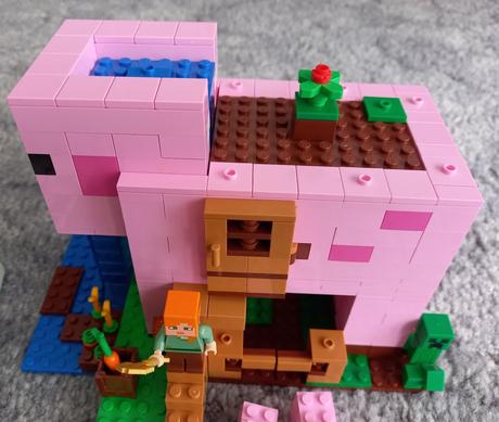Lego minecraft 21170 - the pig house.,