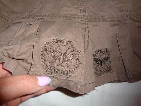 Luxusní skládaná khaki sukýnka - vyšívaní motýli, 98