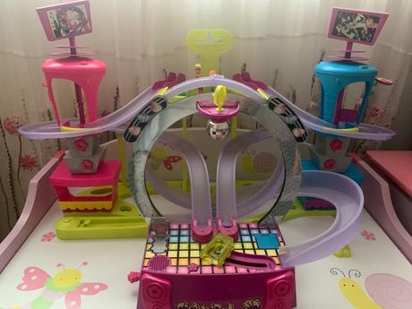 Korčuliarska dráha polly pocket s 2 bábikami, 