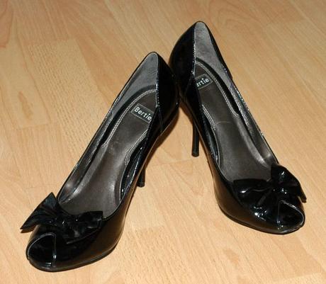 Černé boty lodičky lakované na vysokém podpadku, 39