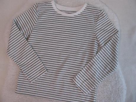 Bílé tričko s černo třpytivými pruhy, primark,128