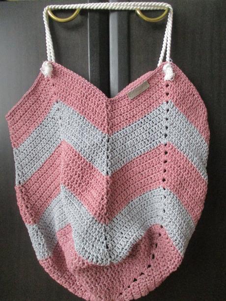 Háčkovaná taška,