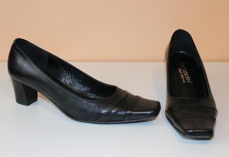 Kožené lodičky - jednou na noze, 38