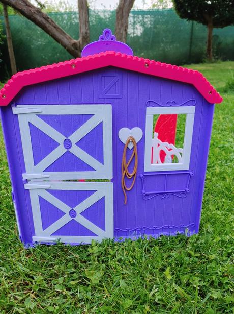 Kůň a koňská stáj a panenka, 