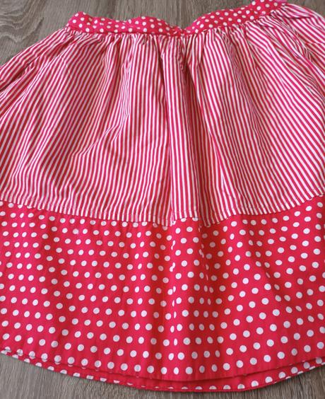 Sukně červená, 122