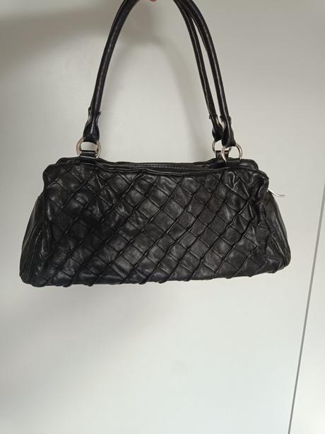 Černá kabelka boa, 