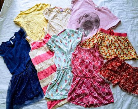 Trička, šaty, overal, kraťásky.., 104–116