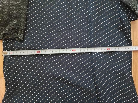 Puntíkované šaty, 140