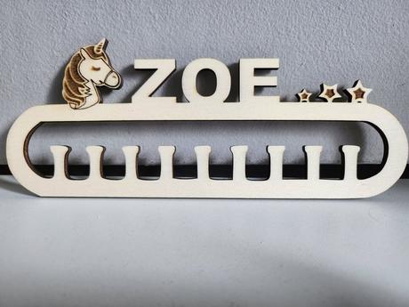 Dřevěný držák na medaile,