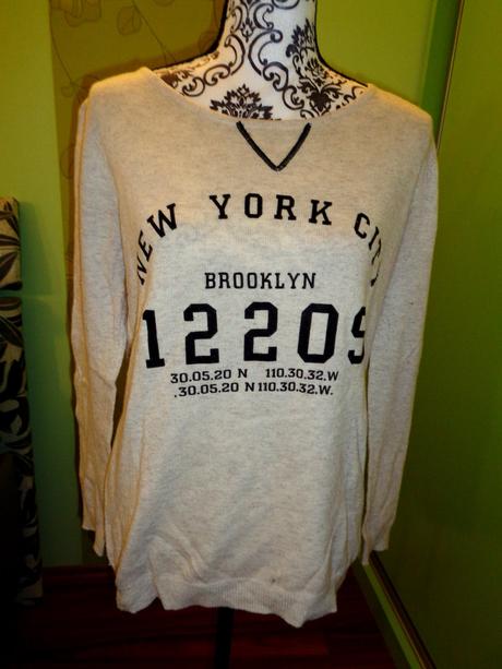 Béžový svetr s černou aplikací, m