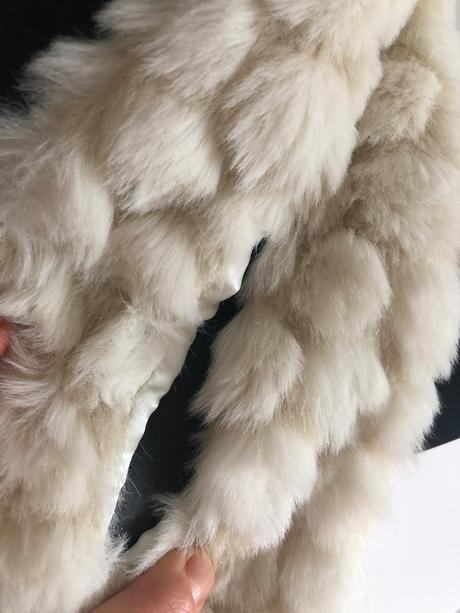 Kremovy - bily plyšový sal, h&m