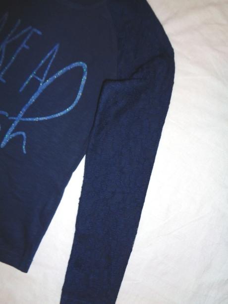 Překrásné tmavomodré tričko - krajkové rukávy, 134 / 140