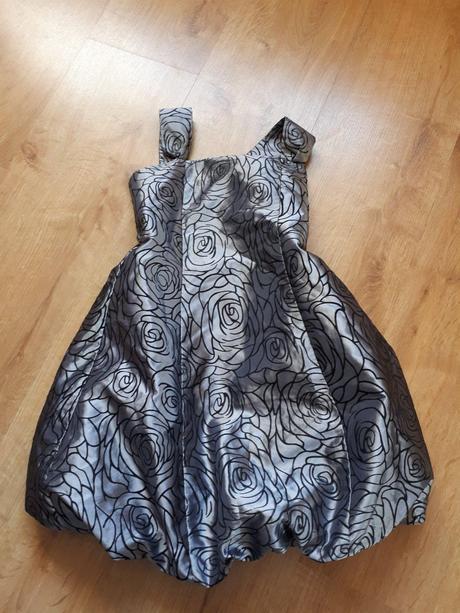 Krásné sváteční balónkové šaty, 122